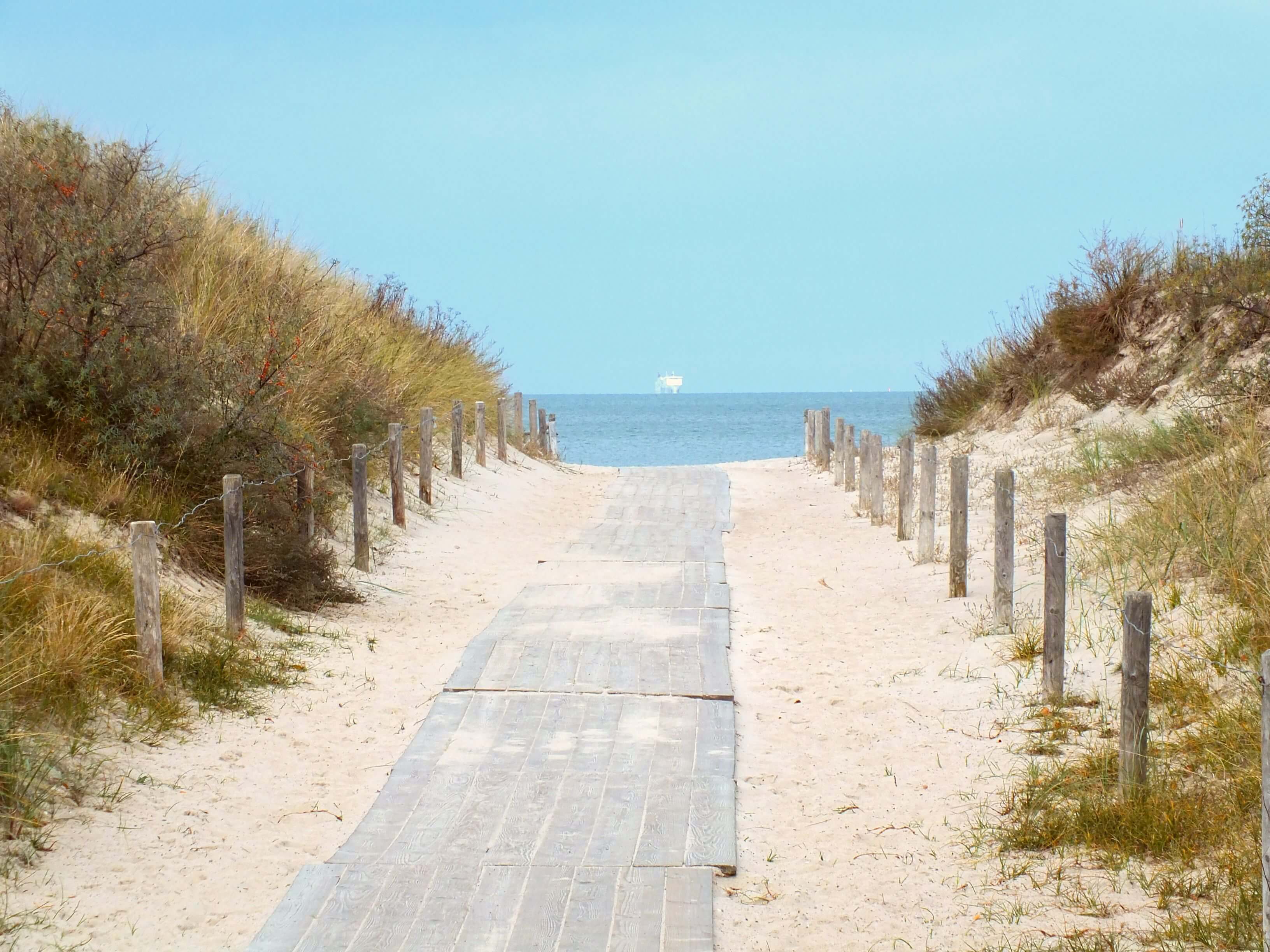 Ein Strandweg mit Sicht auf den Strand